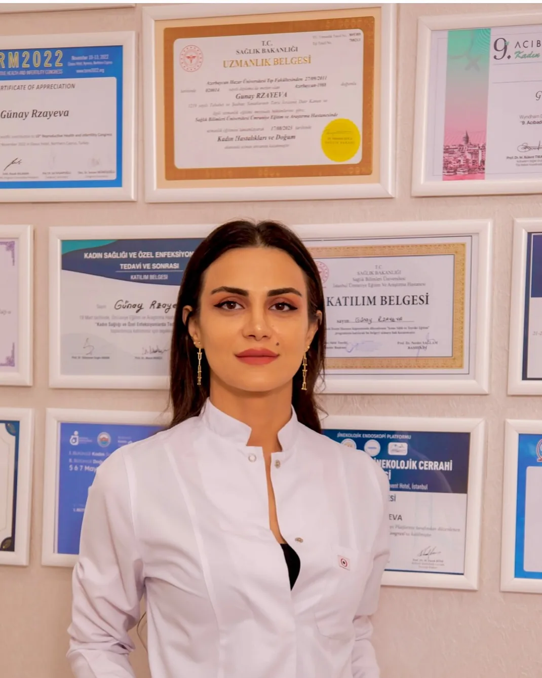 Dr. Günay Rzayeva sertifikat və diplomlar fonunda