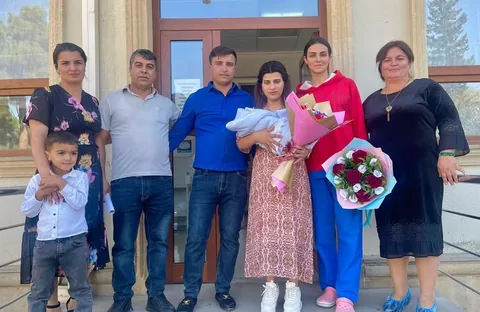 Ailə yeni doğulmuş körpə ilə həkimin yanında