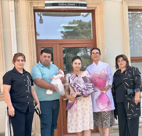 Valideynlər və yaxınlar körpə ilə