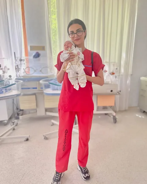 Dr. Günay Rzayeva qırmızı formada körpə ilə