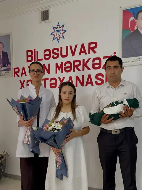 Yeni doğulmuş körpə ilə ailə və həkim