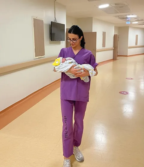 Dr. Günay Rzayeva dəhlizdə körpə ilə