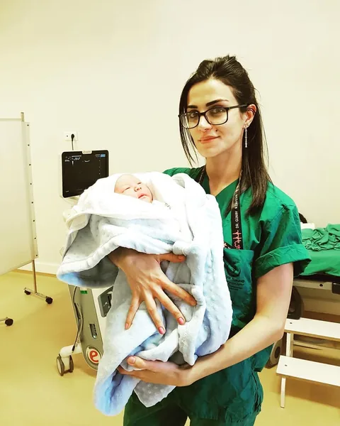 Dr. Günay Rzayeva iki körpə ilə