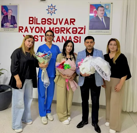 Biləsuvar Rayon Mərkəzi Xəstəxanasında ailə ilə, əllərində gül dəstələri