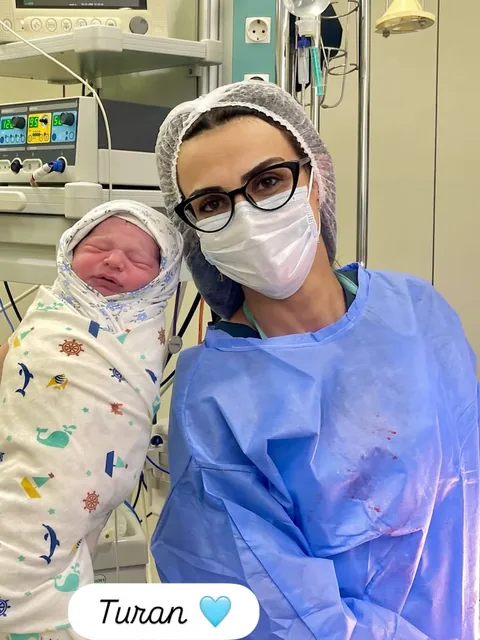 Dr. Günay Rzayeva əməliyyatdan sonra körpəni qucağında tutur