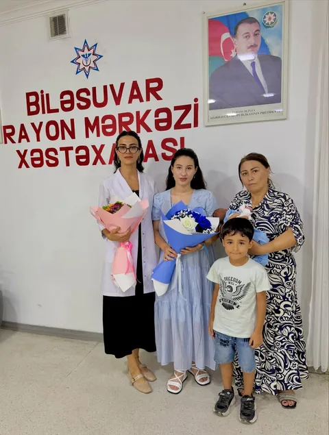 Xəstəxanada ana, körpə və ailə üzvləri ilə